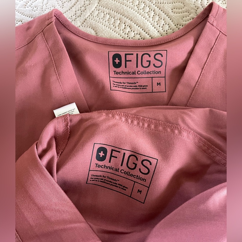 Set-FIGS Mauve/Pink Women's
Scrub Set - V-Neck Top & Cargo Pants - Picture 4 of 4